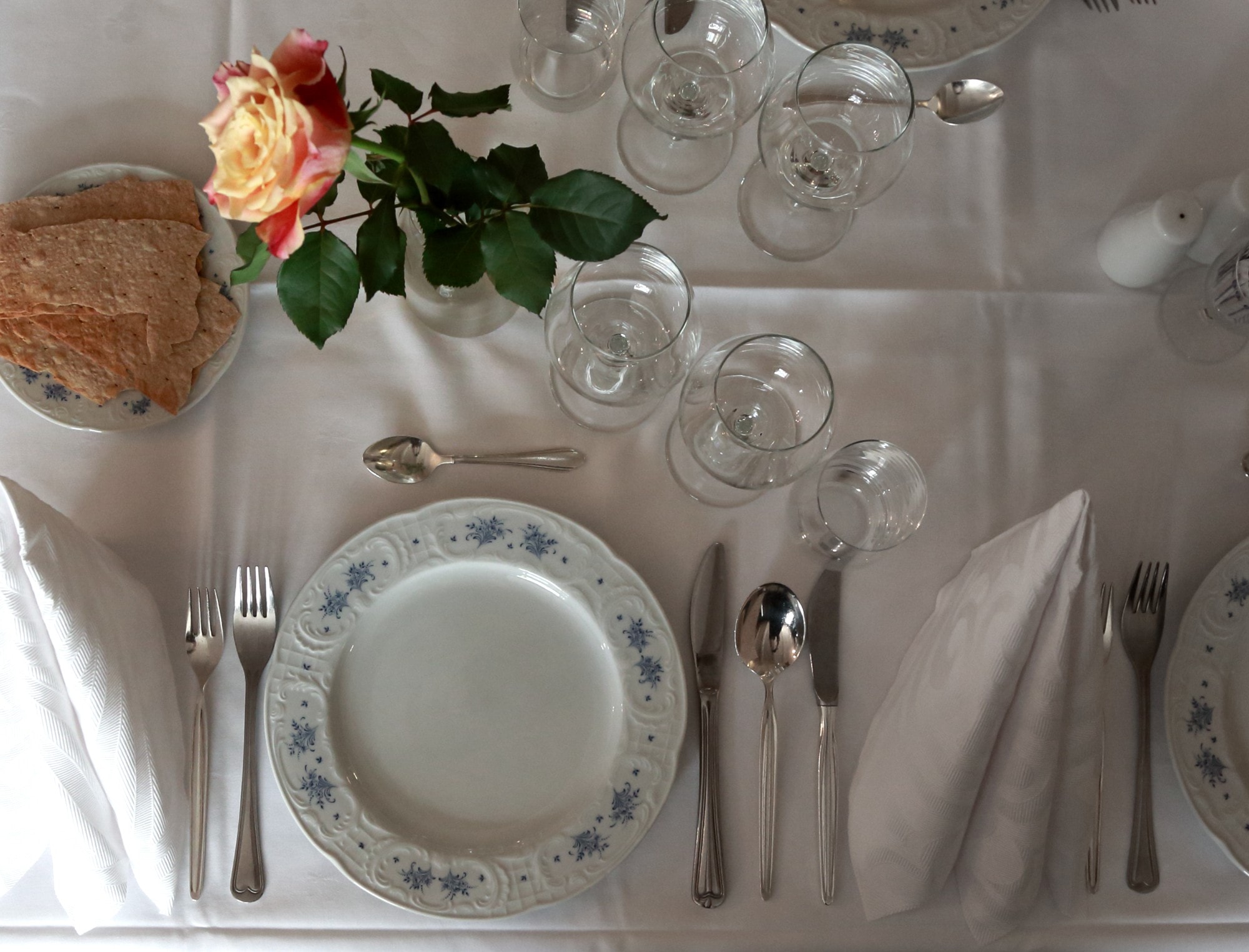 Set banquet table