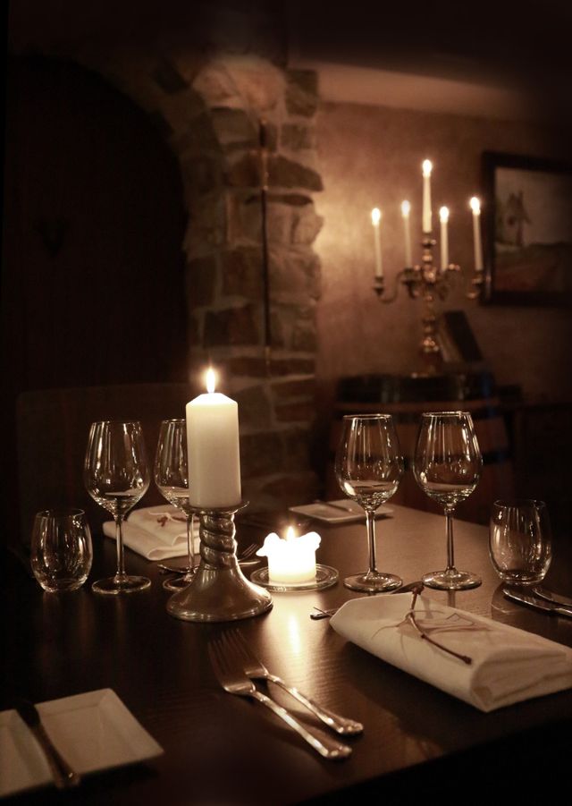 Dekket bord med levende lys i klosterkjelleren