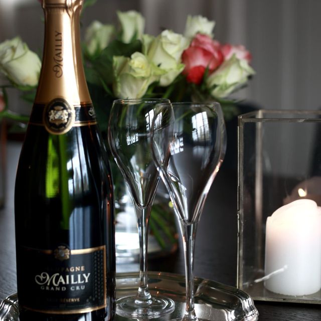 Kongesuite champagneflaske med to glass