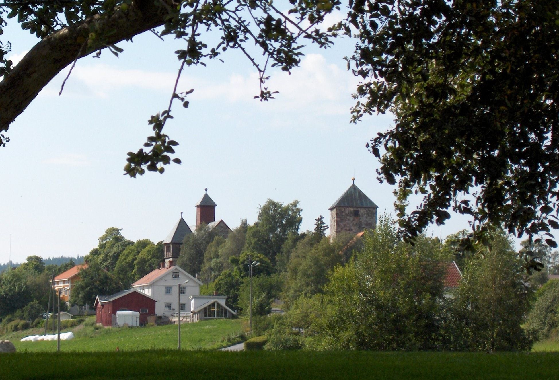 Landskapsbilde med kirker