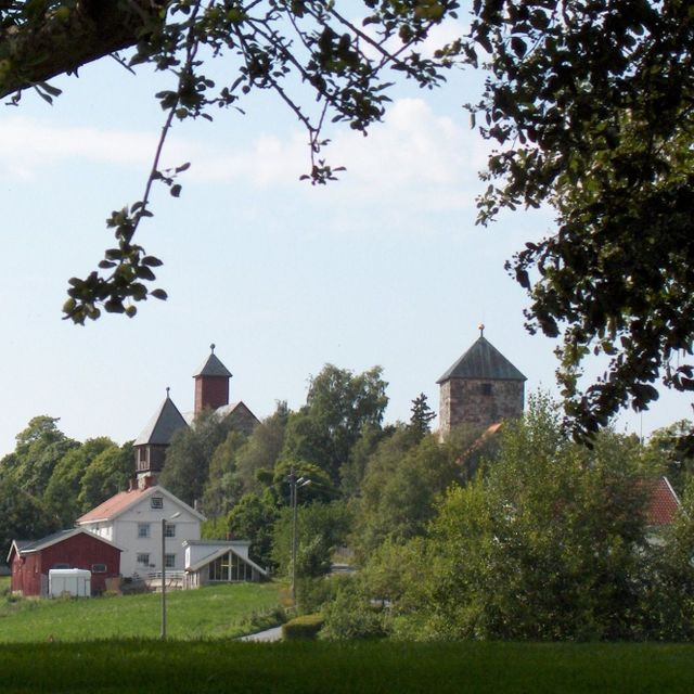 Landskapsbilde med kirker