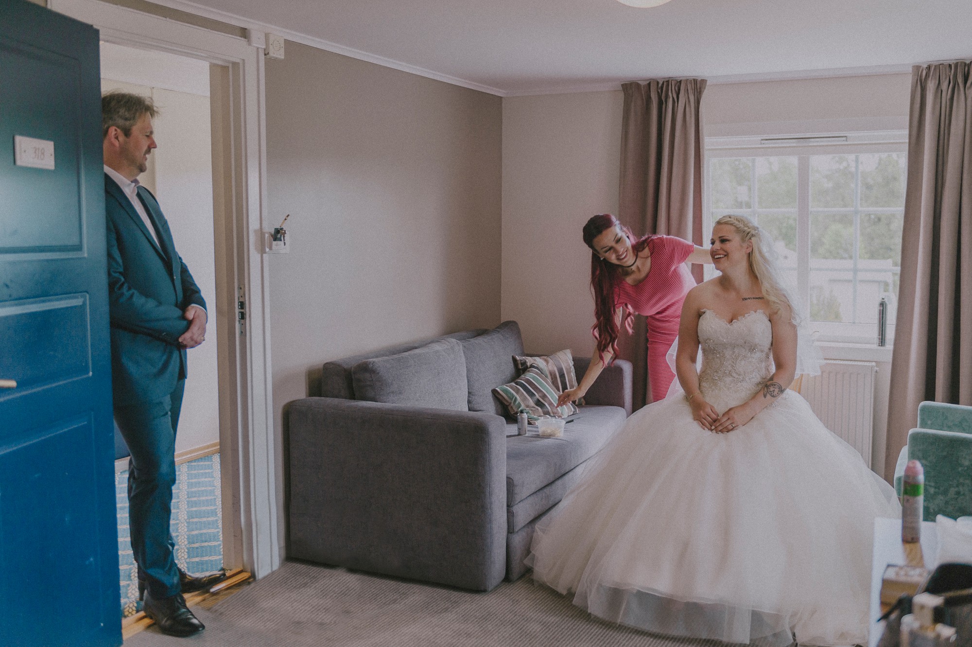 Brud gjør seg klar til bryllup i hotell rom
