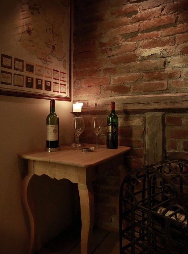 Hjørnebord med vin i klosterkjelleren