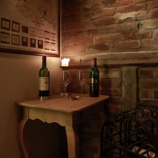 Corner table with wine in Klosterkjelleren