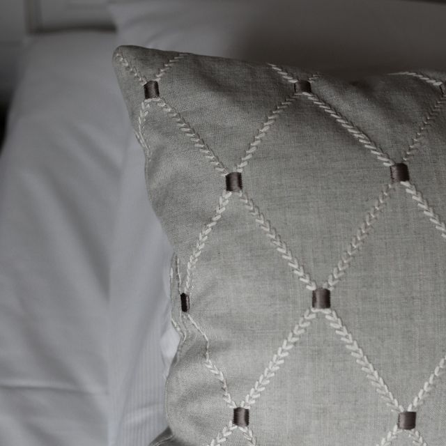 Kongesuite detaljbilde pute