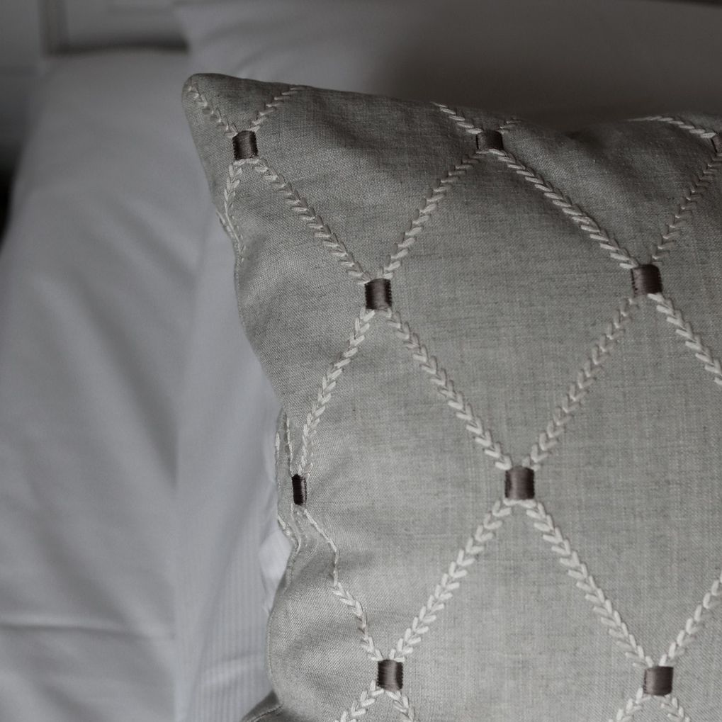 Kongesuite detaljbilde pute