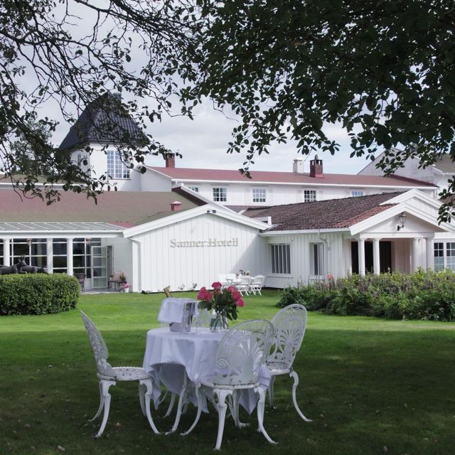 Hagen på Sanner Hotell mellom trærne