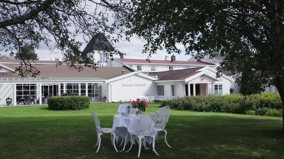 Hagen på Sanner Hotell mellom trærne