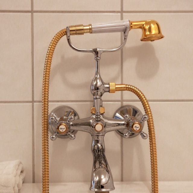 Kongesuite detaljbilde av kran i gull