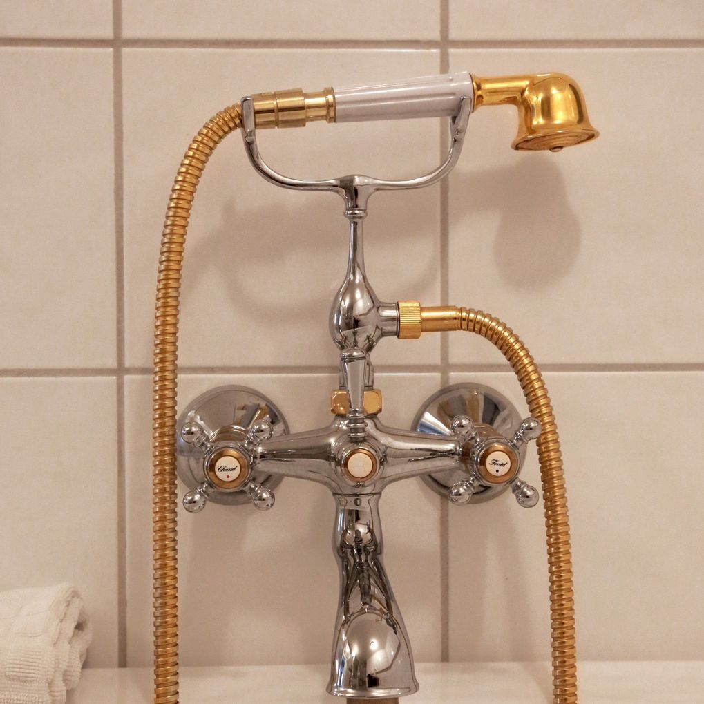 Kongesuite detaljbilde av kran i gull