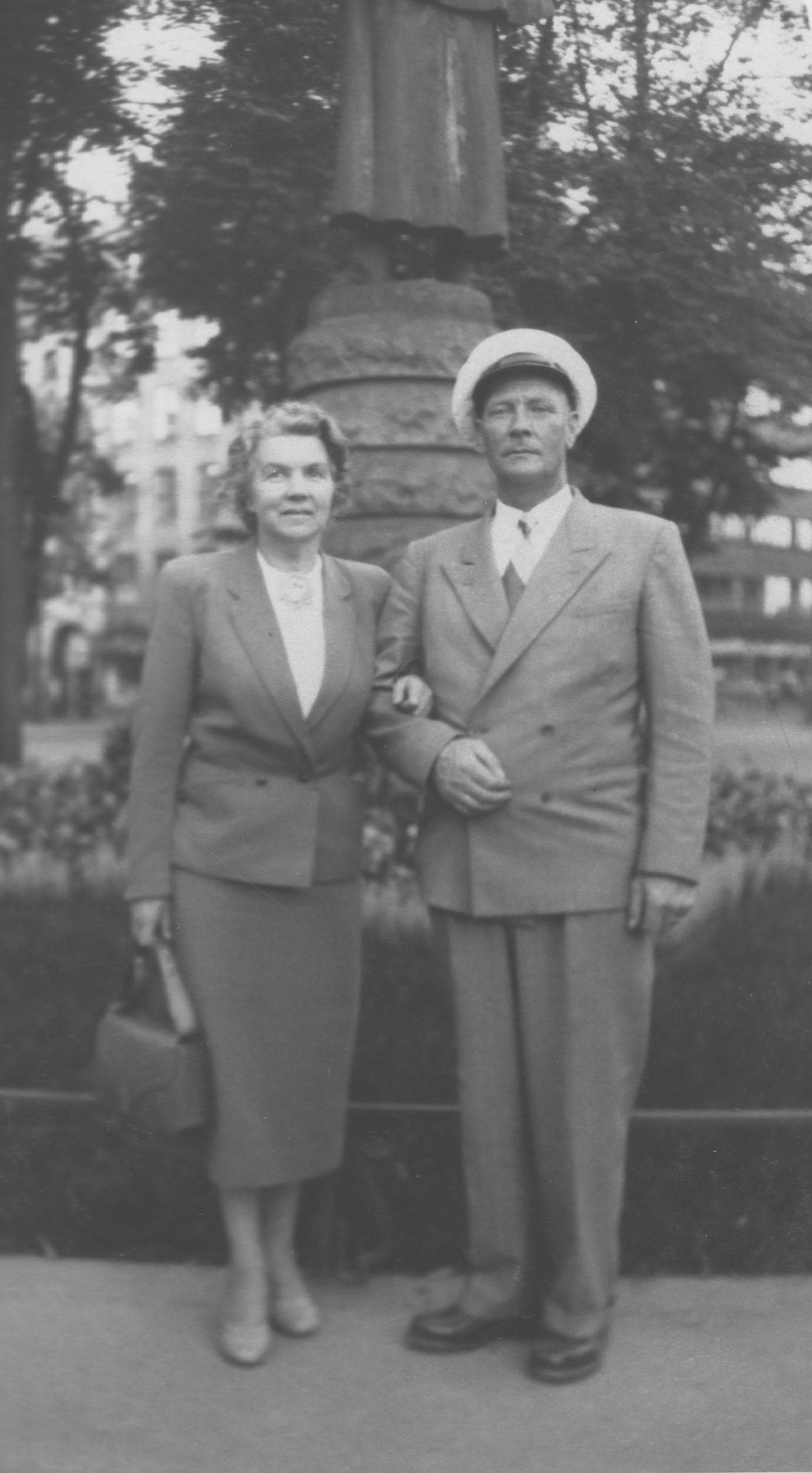 Sort hvitt foto av ekteparet Lyngstad